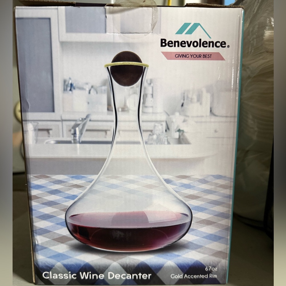 Classic Wine Decanter with Gold Accented Rim